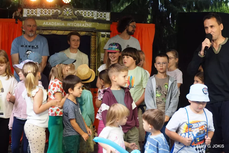 W pierwszym dniu festiwalu na plenerowej scenie zaprezentowali się aktorzy: 
Teatru Plasterek z Jarosławia w spektaklu 