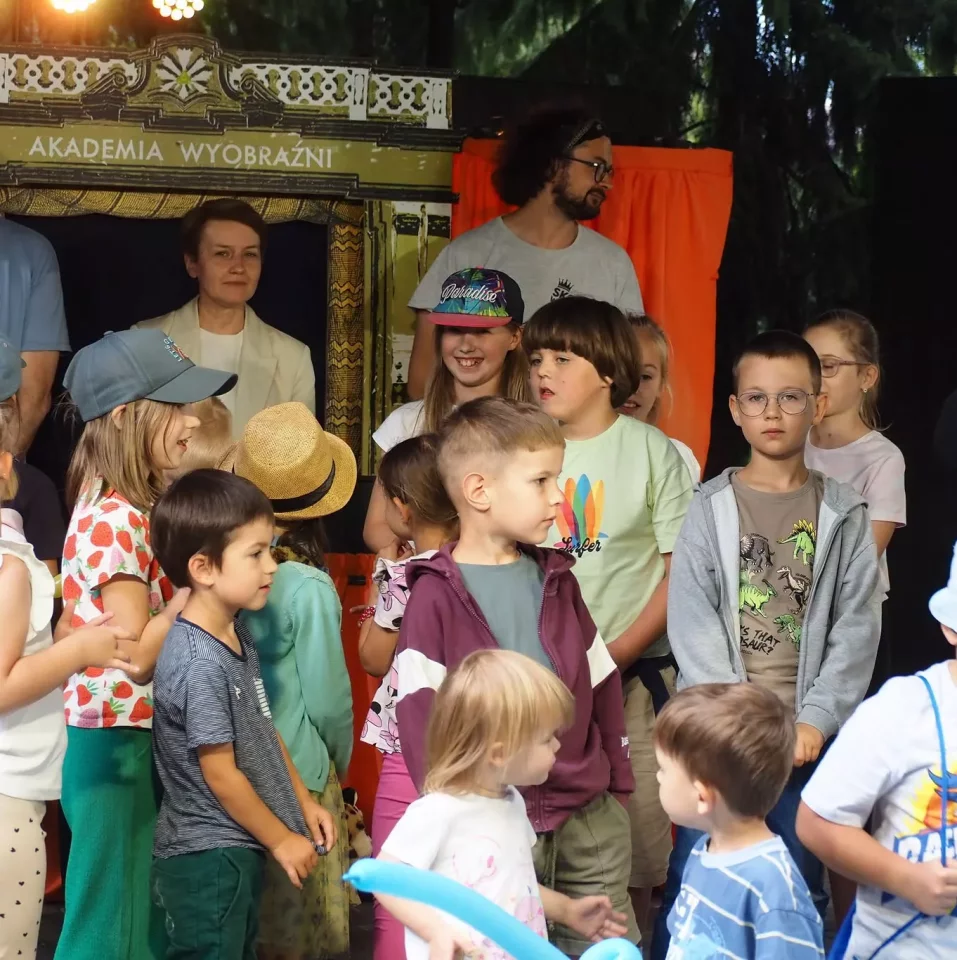W pierwszym dniu festiwalu na plenerowej scenie zaprezentowali się aktorzy: 
Teatru Plasterek z Jarosławia w spektaklu 